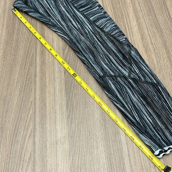 Lululemon Tight Stuff Tight II 22” in Low Tide Alpine White Black Legging Size 4 - Picture 7 of 7